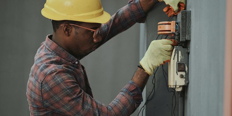 Electrician job description, expected pay, and resume tips
